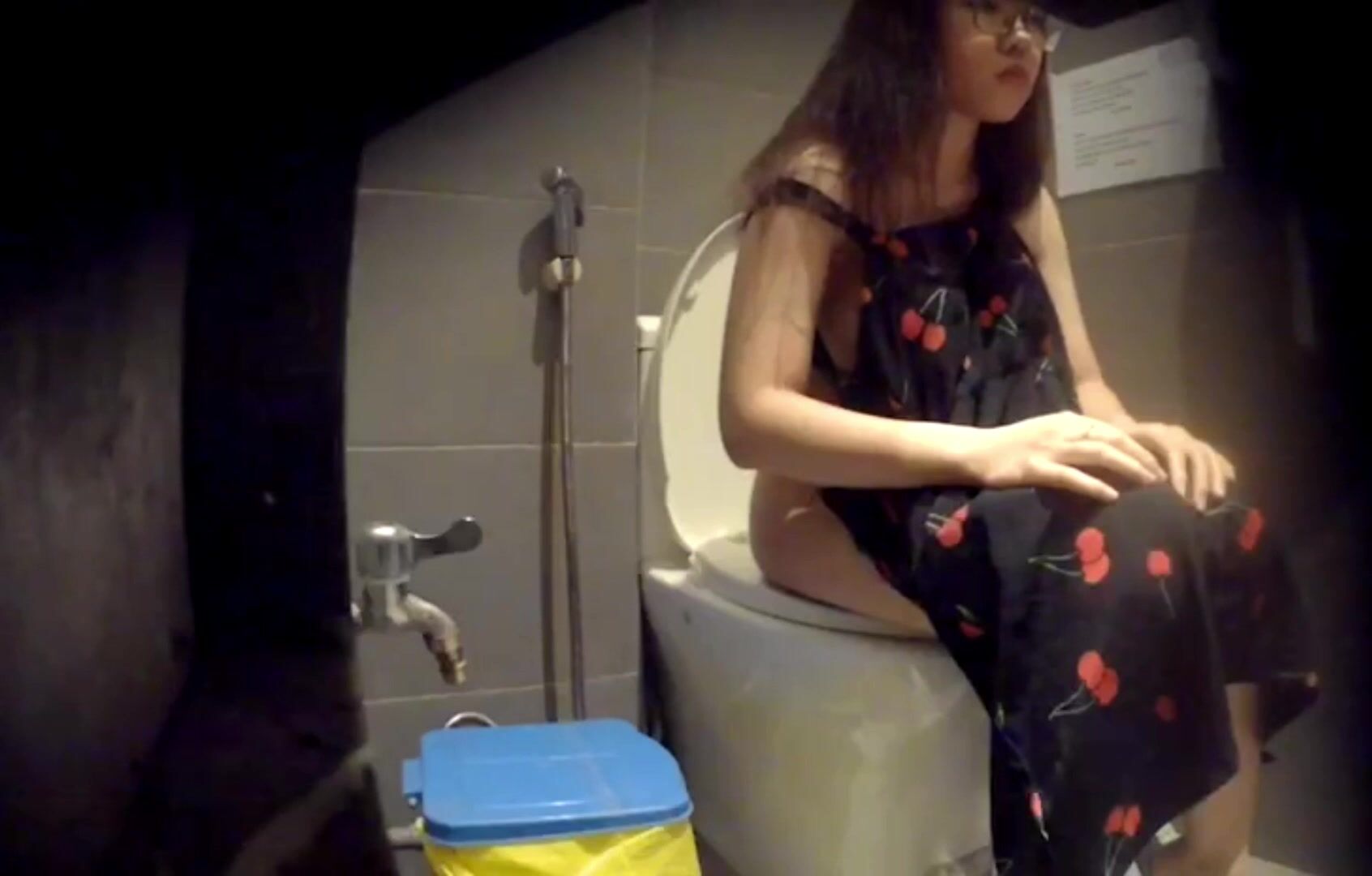 quay lén nhà vệ sinh nữ trong trung tâm thương mại đi đái hồi hộp quá - phần 30